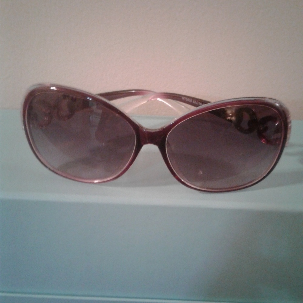 BRAND NEW WOMAN'S SUNGLASSES PURPLE